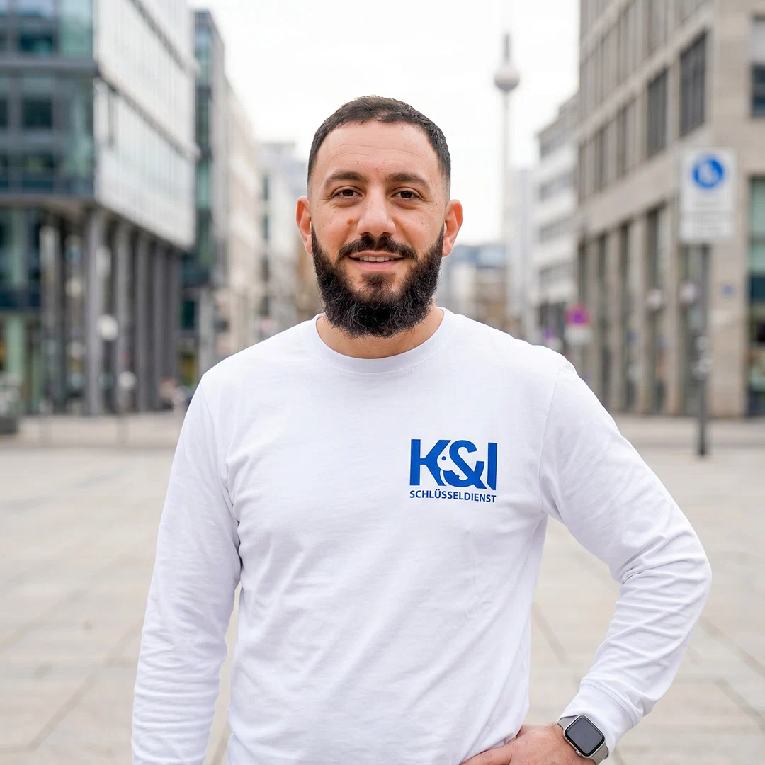 Kahlil Kassem Schlüsseldienst Experte aus Rot Zuffenhausen Stuttgart, vor moderner Stadtstraße mit Hochhäusern und Stuttgarter Fernsehturm