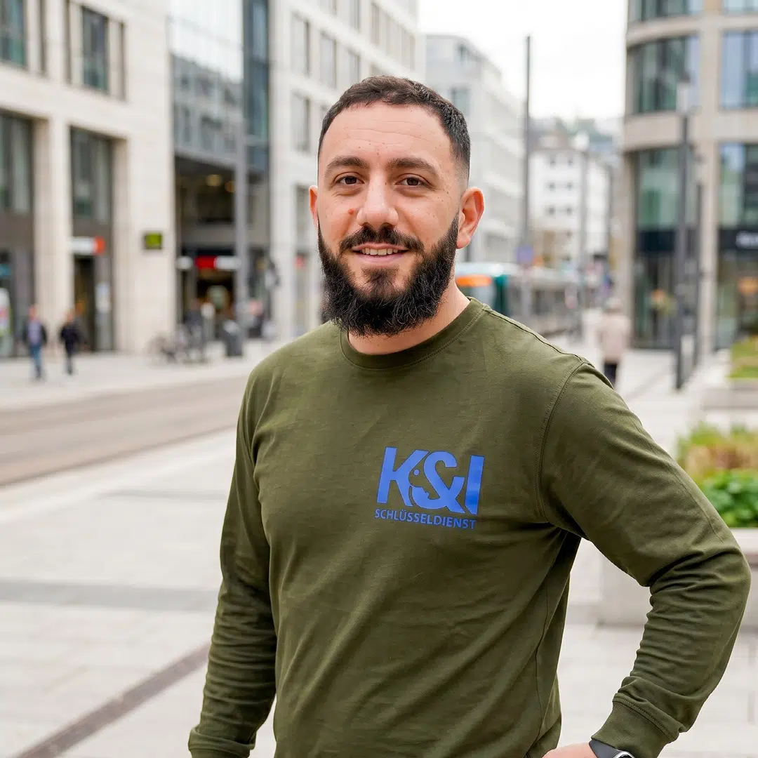 Kahlil Kassem Schlüsseldienst Experte aus Feuerbach-Mitte Stuttgart, vor moderner Stuttgarter Einkaufsstraße mit Glasfassaden und Stadtbahn