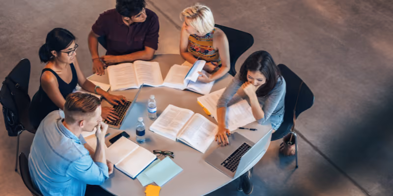 des étudiants qui révisent autour d'une table