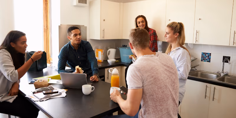 des étudiants en colocation qui prennent le petit-dej