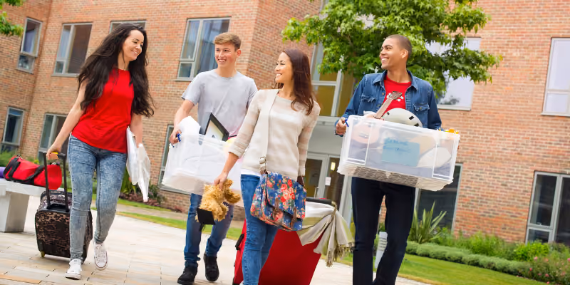 étudiants qui emménagent en résidence
