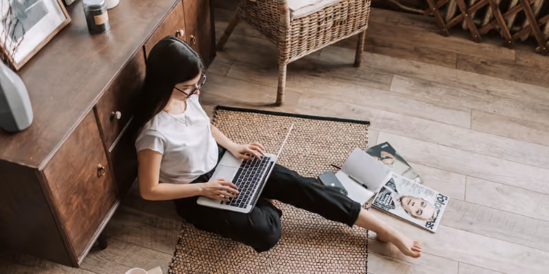 étudiante qui regarde son ordinateur