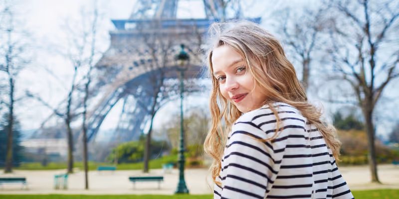 une étudiante devant la tour Eiffel