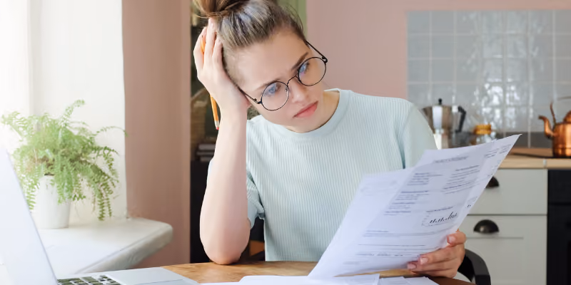 une étudiante qui regarde sa facture d'électricité