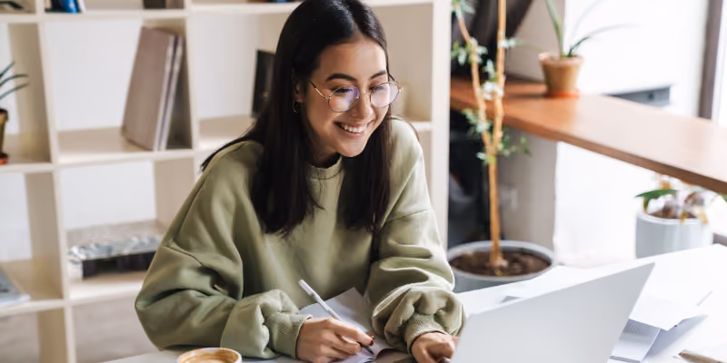 une étudiante devant son ordinateur
