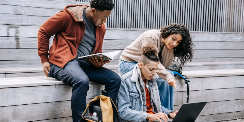 des étudiants qui cherchent une assurance