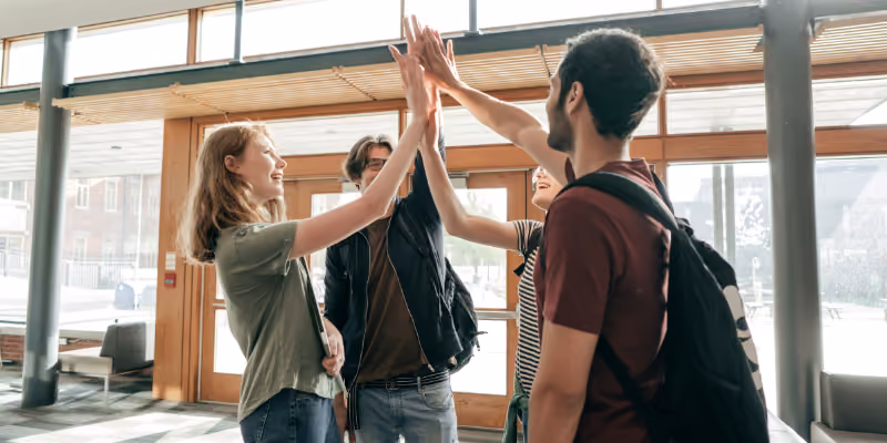 des étudiants qui se tapent dans la main