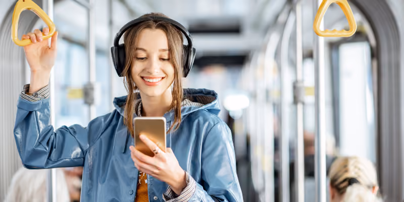 une étudiante dans le tram