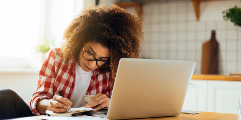 étudiante en train de calculer son budget