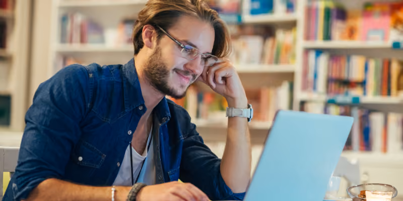 un étudiant sur son ordinateur