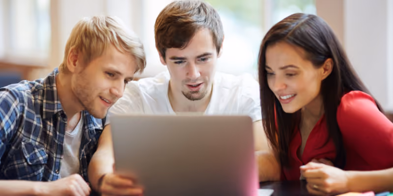 étudiants devant un ordinateur
