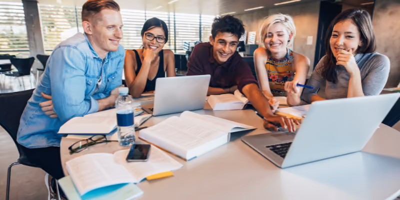 des étudiants avec un ordinateur