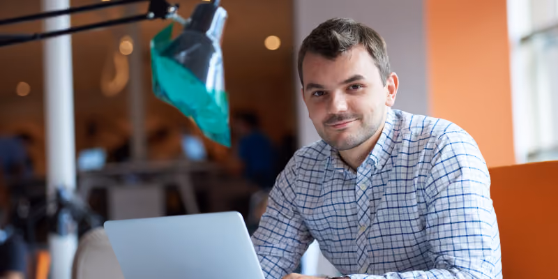 étudiant sur son ordinateur