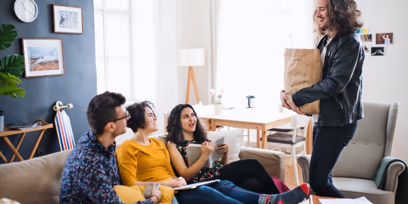 des jeunes dans un appartement