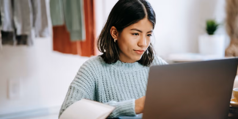 une étudiante sur son ordinateur