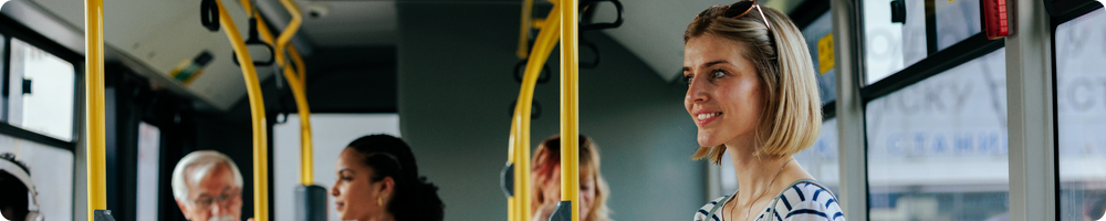 une étudiante dans les transports 