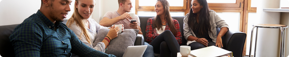 des étudiants sur un canapé 