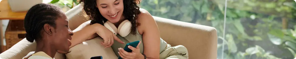 des étudiantes sur un canapé