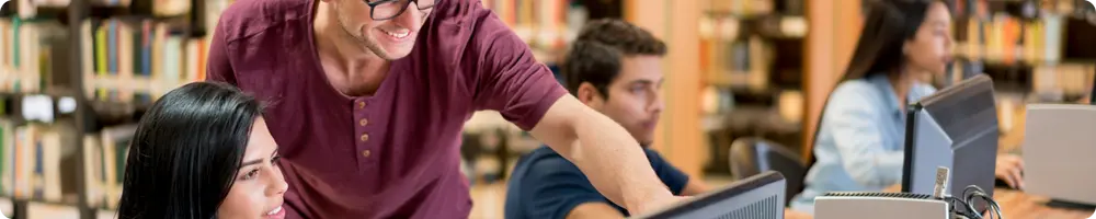 des étudiants devant un ordi