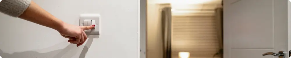 une femme qui éteint les lumières