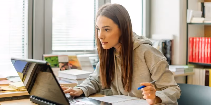une étudiante avec son ordinateur