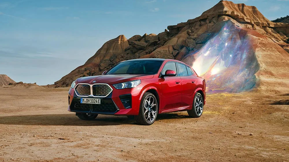 Roter BMW vor einer Berglandschaft bei Sonnenuntergang – MOTORHEIMAT Wagner-Schwarz in Kirchseeon, Traunstein, Altenmarkt, Wasserburg und Oberhaching
