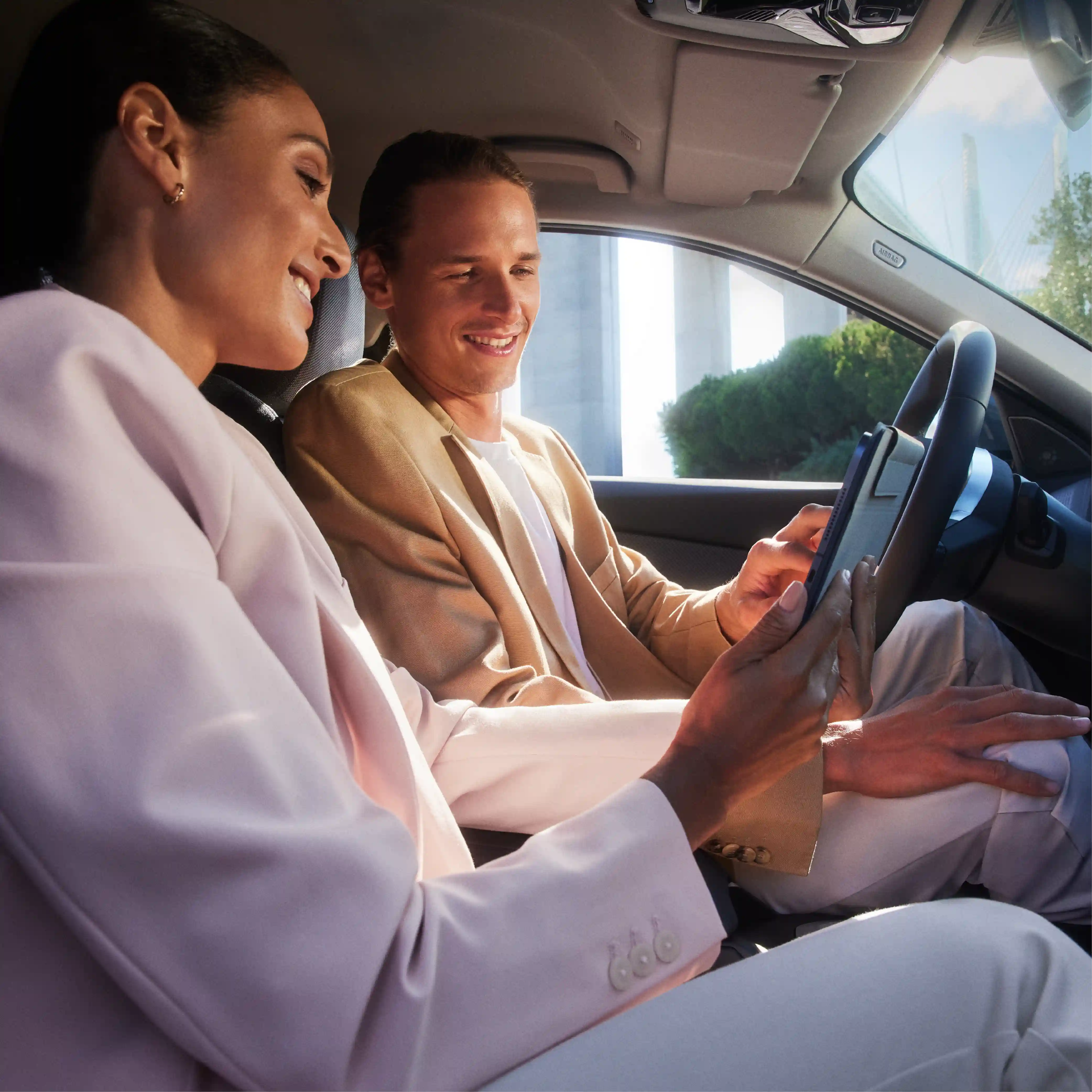 Kundin und Berater sitzen im BMW und nutzen digitale Fahrzeugfunktionen – persönliche Beratung und moderne Mobilität bei der MOTORHEIMAT, BMW und MINI Vertragshändler in Traunstein, Altenmarkt, Wasserburg, Kirchseeon und Oberhaching