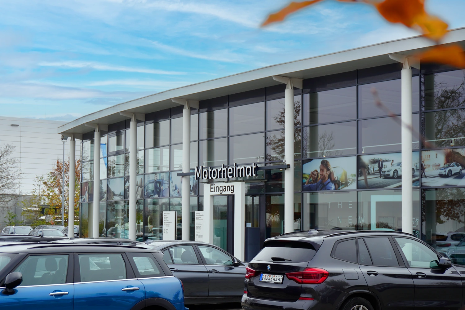 MOTORHEIMAT Wasserburg von außen. BMW und MINI vor dem Autohaus
