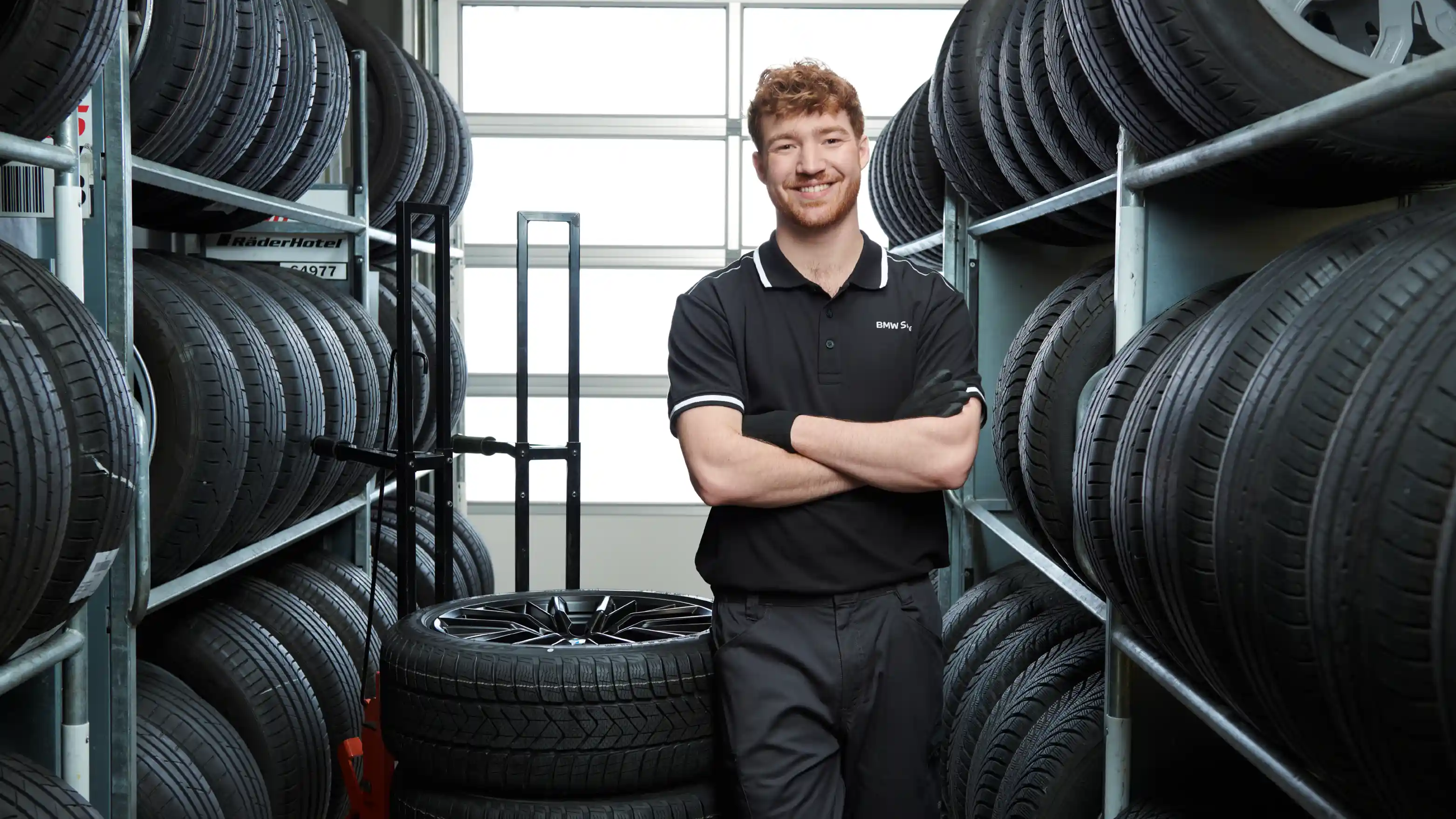 Mechaniker in Reifenlager einer BMW Vertragswerkstatt.