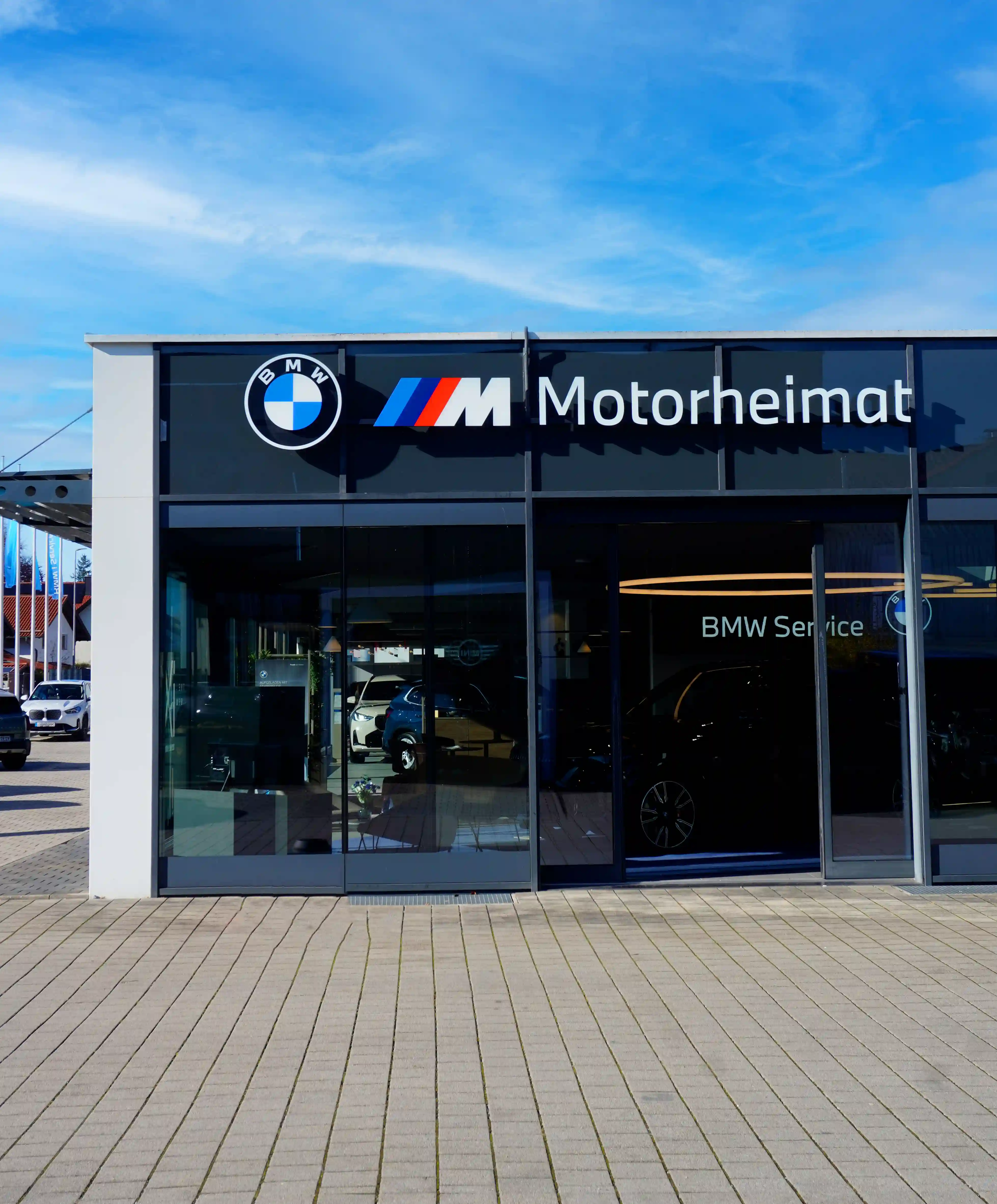 BMW X3 in Grau in der Frontansicht mit BMW Niere und LED-Scheinwerfern, erhältlich bei MOTORHEIMAT in Kirchseeon, Oberhaching, Wasserburg am Inn, Traunstein und Altenmarkt an der Alz.