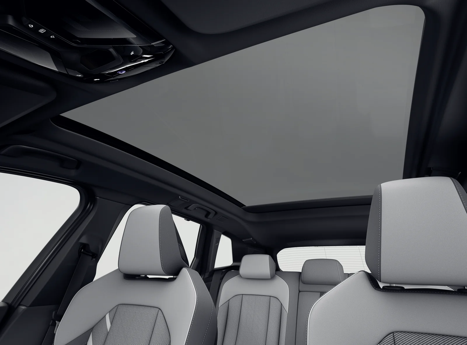 Festverglastes Panoramadach im Innenraum eines BMW X3 mit Blick nach oben über die Vordersitze