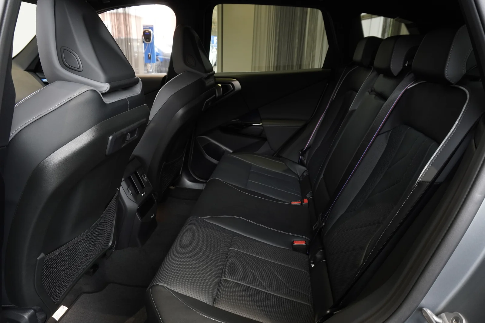 Rücksitzbank im BMW X3 mit verstellbarer Rückenlehne, Blick durch die geöffnete hintere Tür