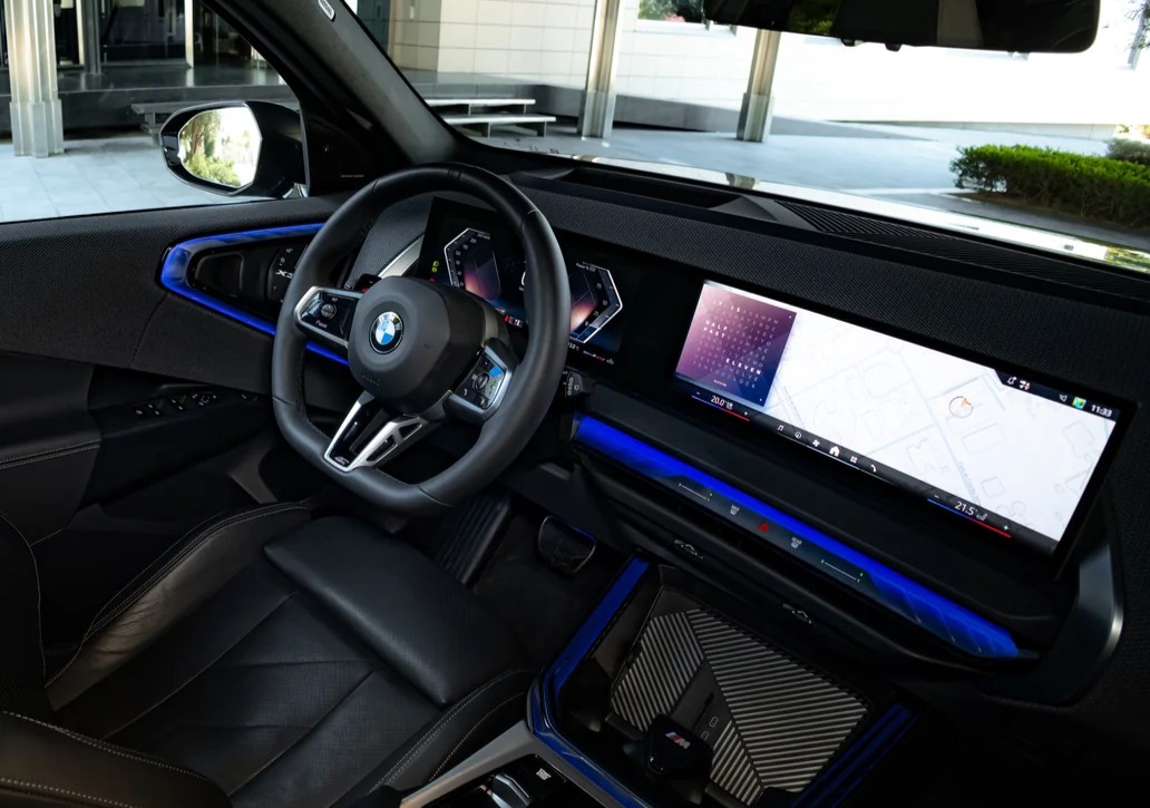 Cockpit des BMW X3 mit BMW Curved Display und aktiver Kartenansicht des Navigationssystems