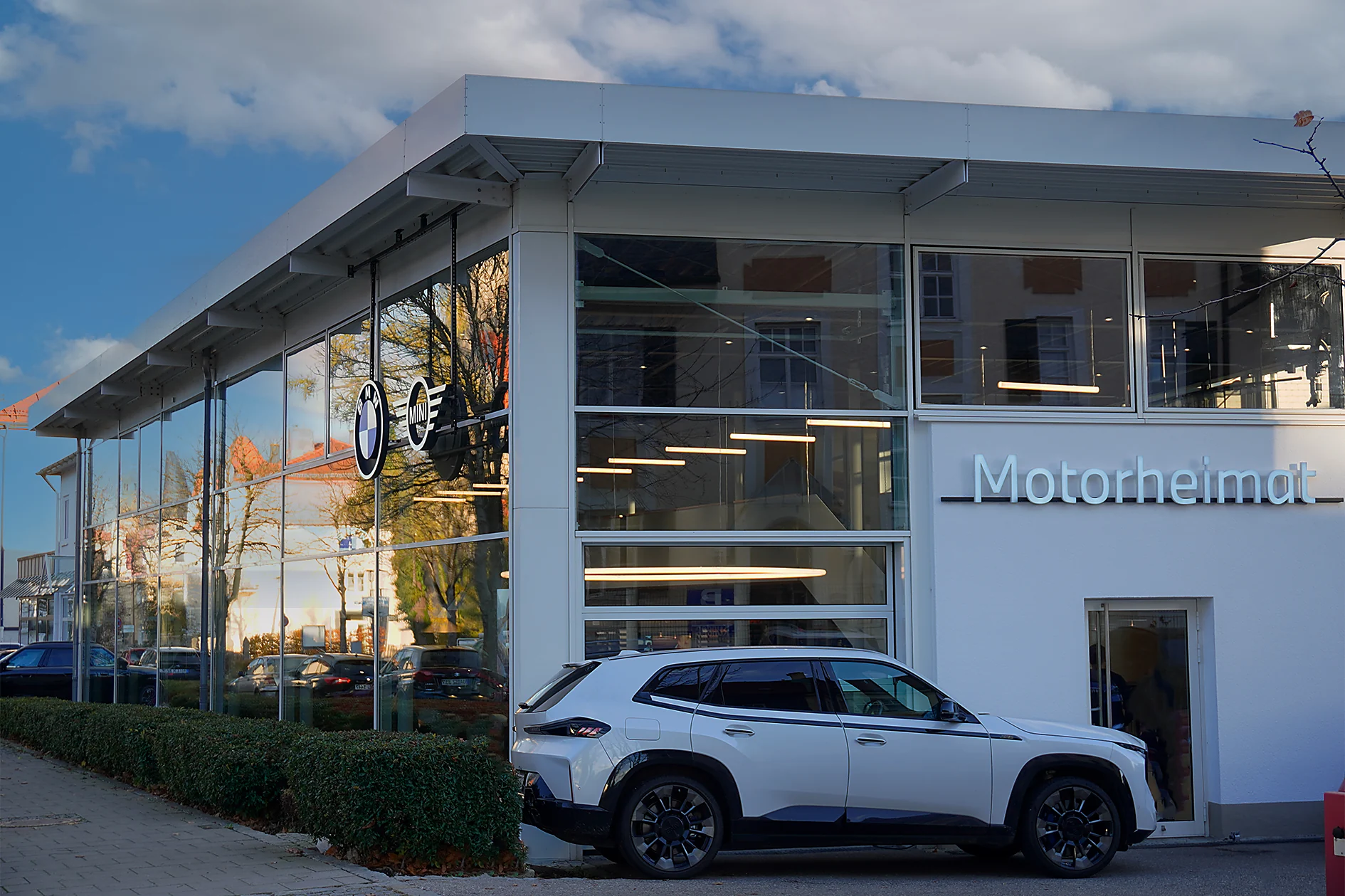 MOTORHEIMAT Wagner-Schwarz in Traunstein von außen mit BMW und MINI Logo am Glasgebäude