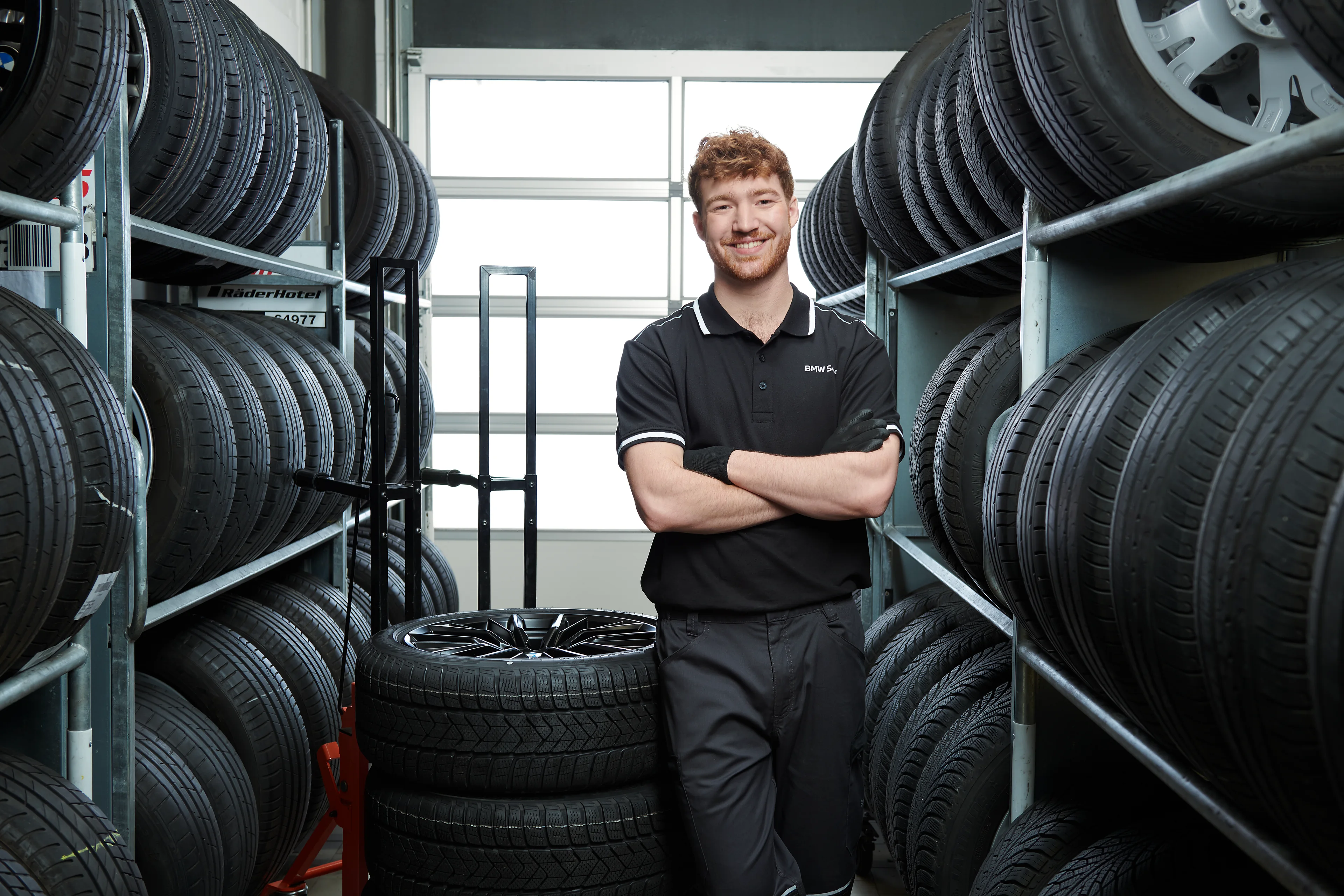 BMW Servicetechniker im Reifenlager beim Reifenwechsel – MOTORHEIMAT Wagner-Schwarz in Kirchseeon, Traunstein, Altenmarkt, Wasserburg und Oberhaching