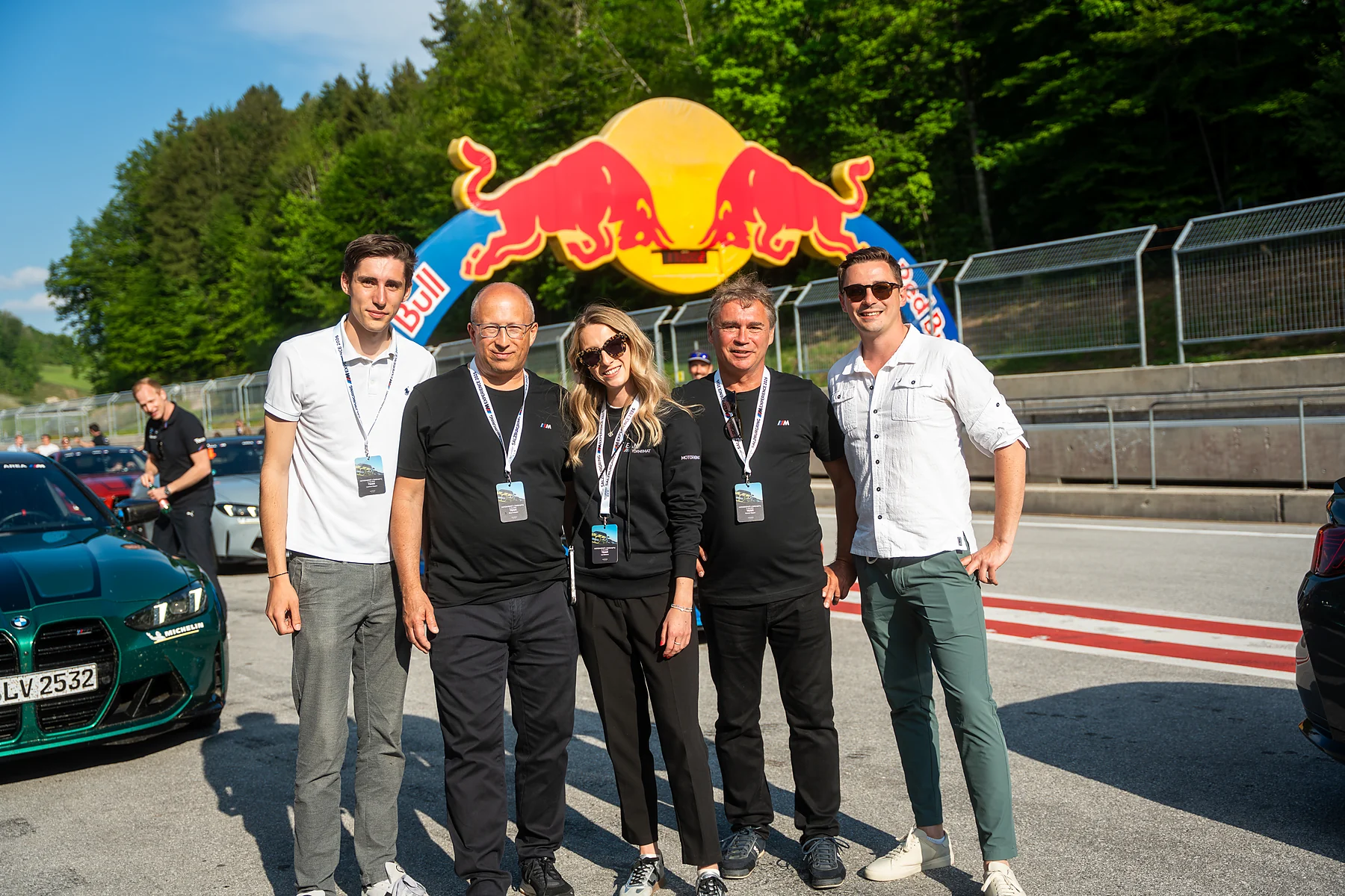 Team der MOTORHEIMAT vor dem Zielbogen am Salzburgring – MOTORHEIMAT Wagner-Schwarz in Kirchseeon, Traunstein, Altenmarkt, Wasserburg und Oberhaching