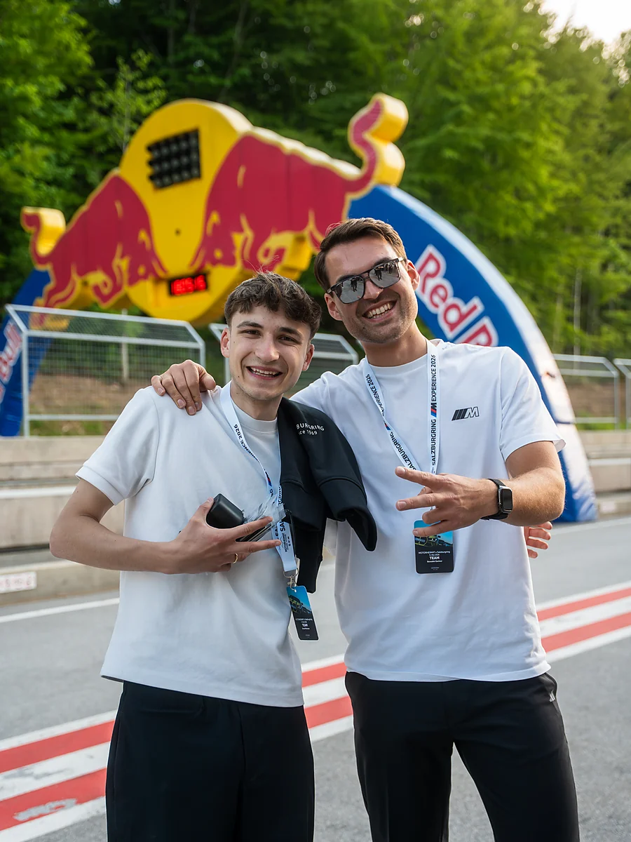 Zwei Mitarbeiter der MOTORHEIMAT beim M Experience am Salzburgring – MOTORHEIMAT Wagner-Schwarz in Kirchseeon, Traunstein, Altenmarkt, Wasserburg und Oberhaching