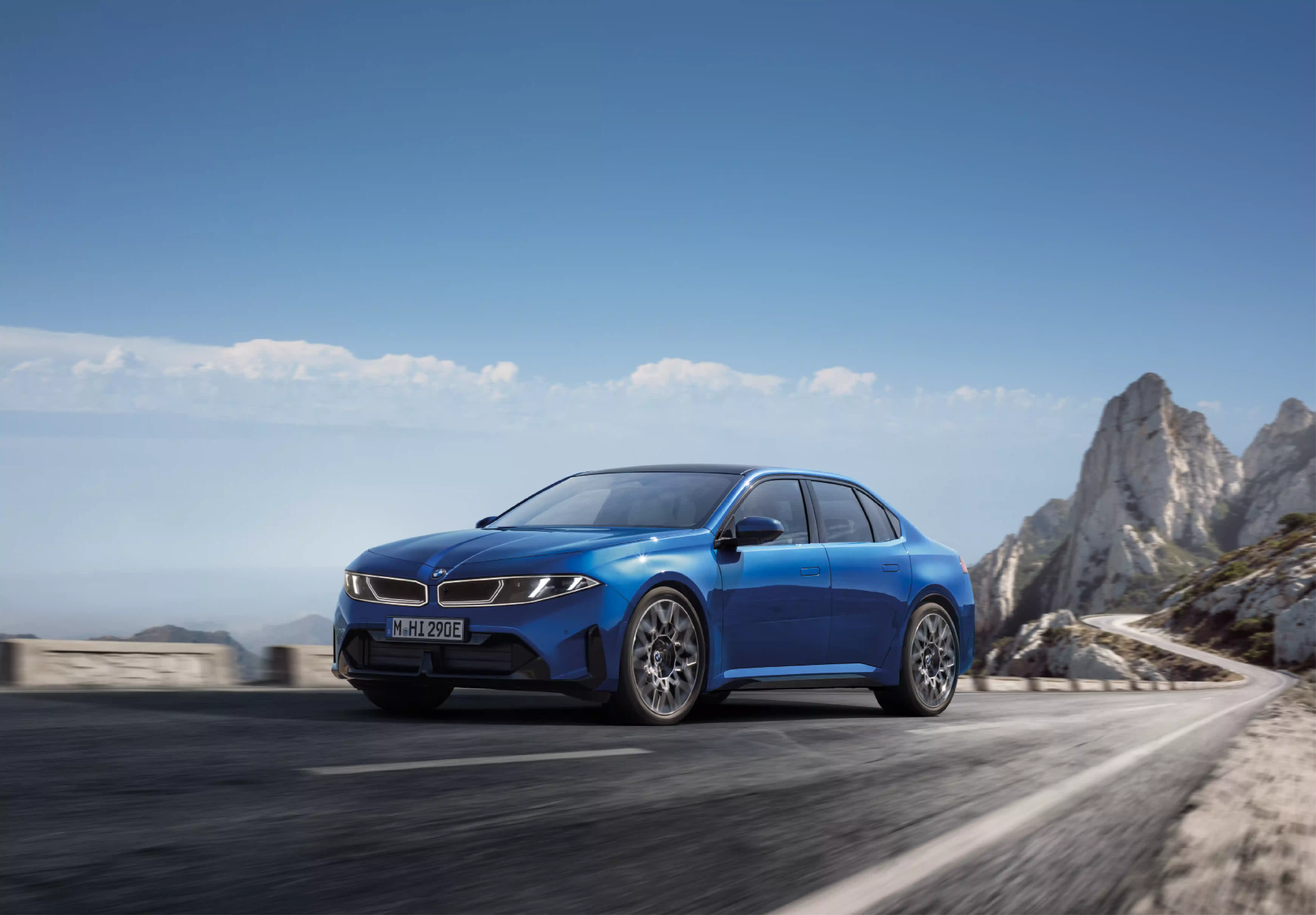 Grauer BMW X3 in der Seitenansicht vor blauem Himmel – Probefahrt buchbar an allen fünf MOTORHEIMAT Standorten in Oberbayern.