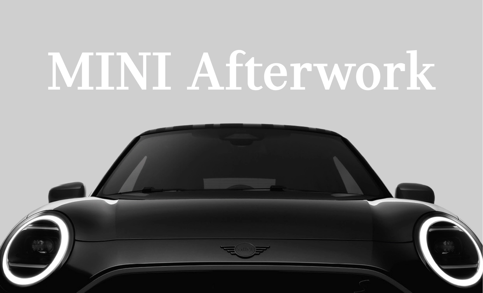 Zwei MINI Modelle in Weiß und Grün vor dunkler Fassade – MINI Afterwork bei MOTORHEIMAT Oberhaching