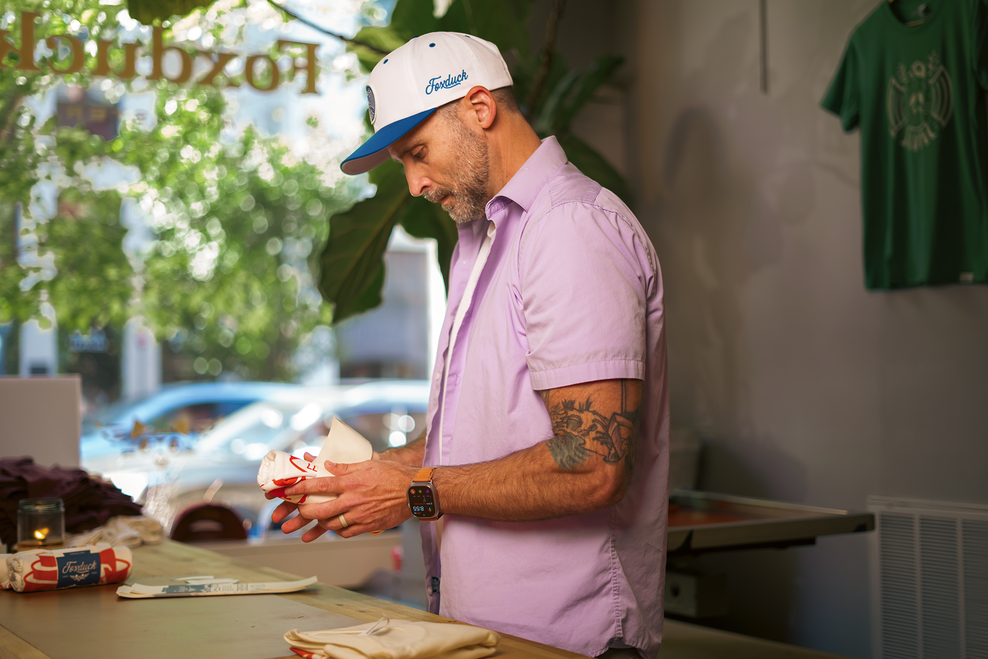 Wes packaging a t-shirt