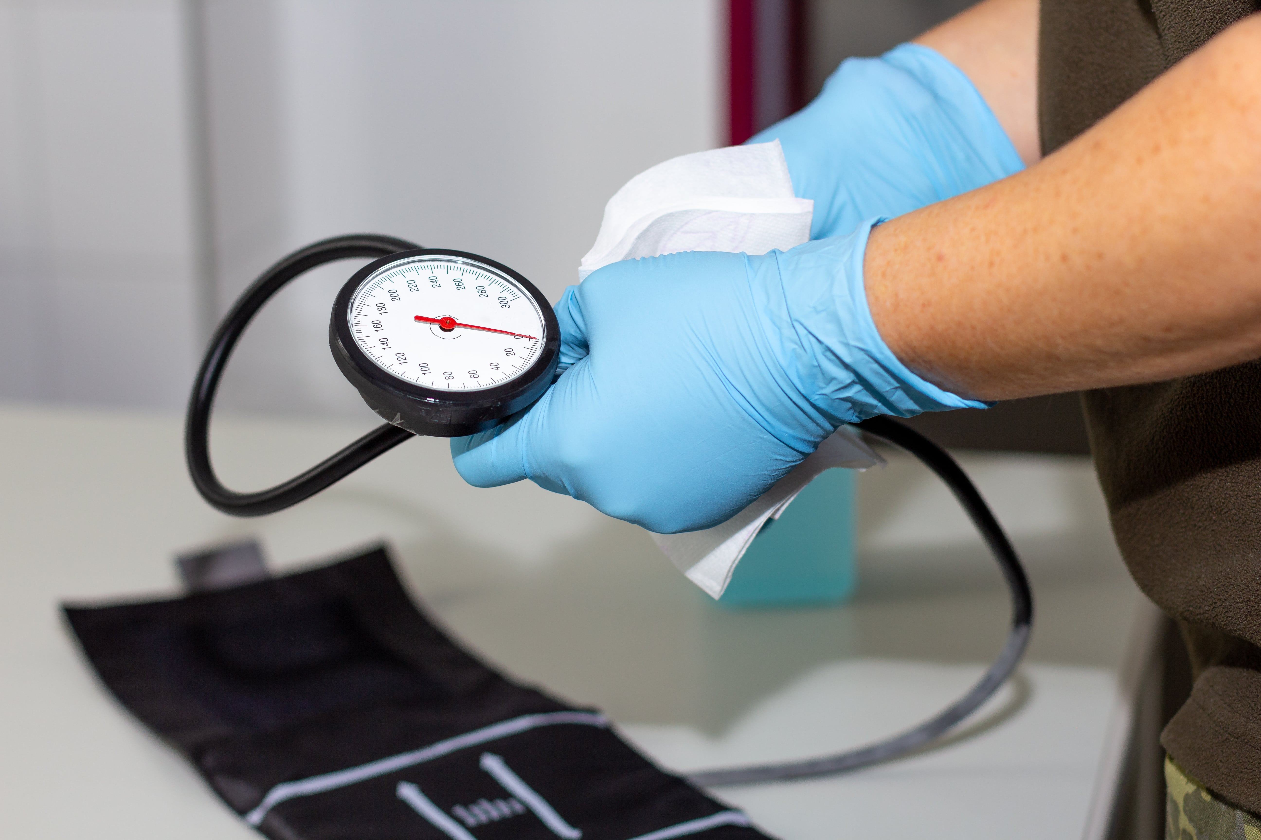 High‑Risk Medical Devices: How Hospitals Can Reduce Cross‑Contamination with Automated UV‑C Disinfection