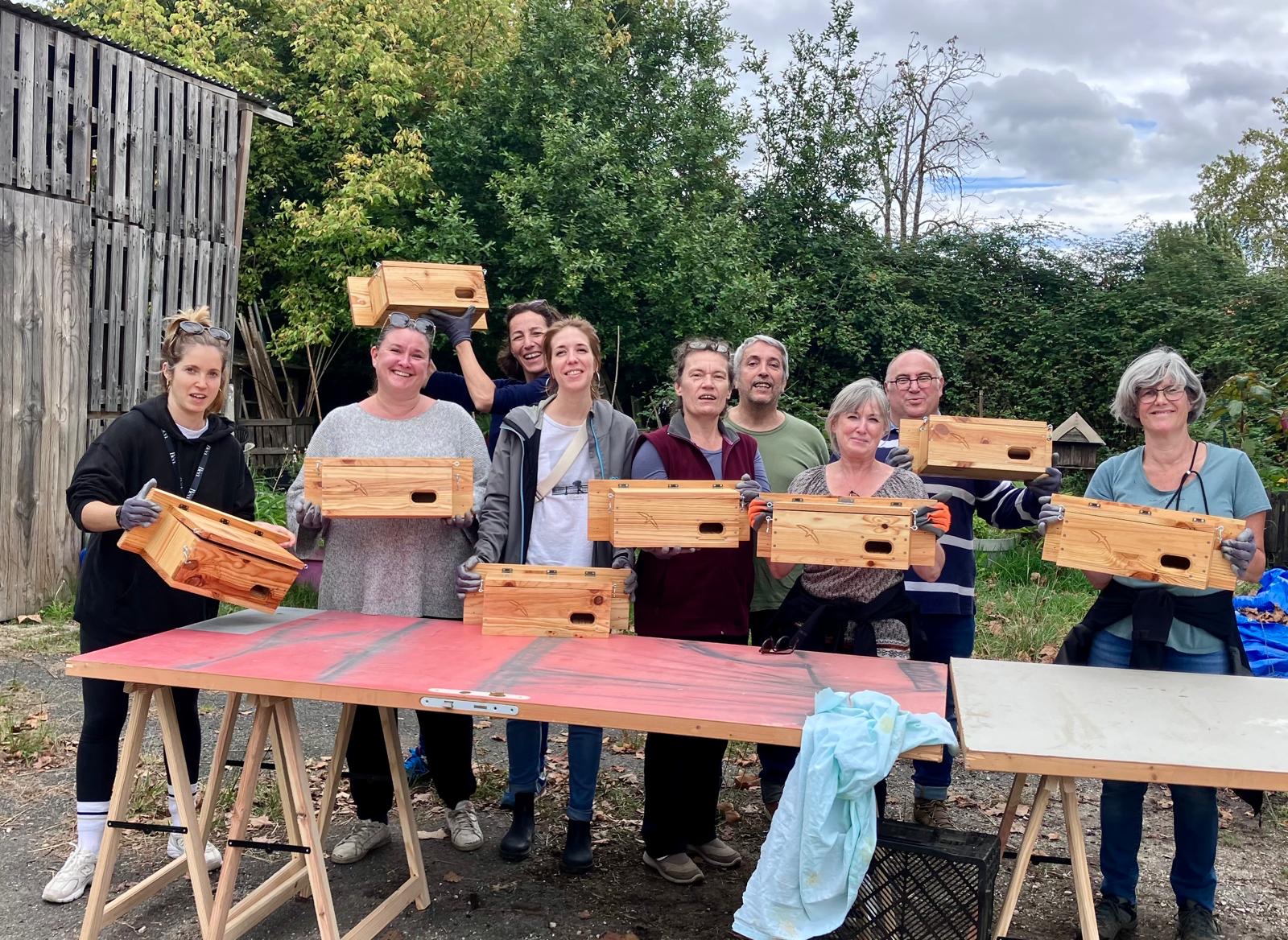 Salarié·es de la SNCF participant à une mission solidaire de fabrication de nichoirs, dans le cadre du programme d’engagement sociétal