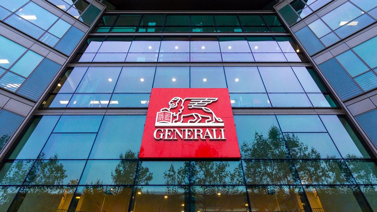 Façade vitrée du siège de Generali avec le logo rouge représentant un lion ailé, symbole de la marque.