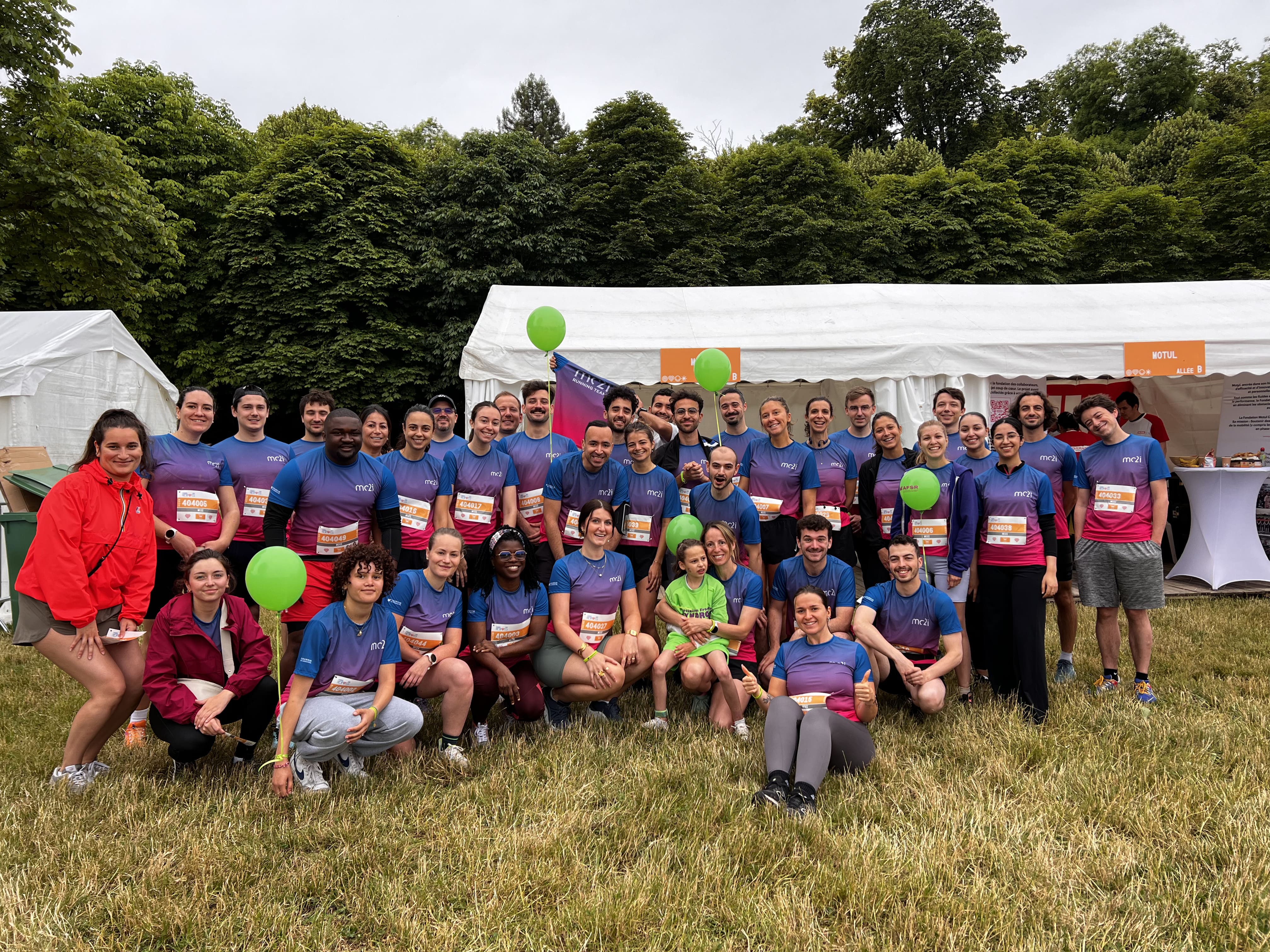 Team of mc2i employees participating in the Heroes' Race to support research on Rett Syndrome, wearing green solidarity T-shirts.