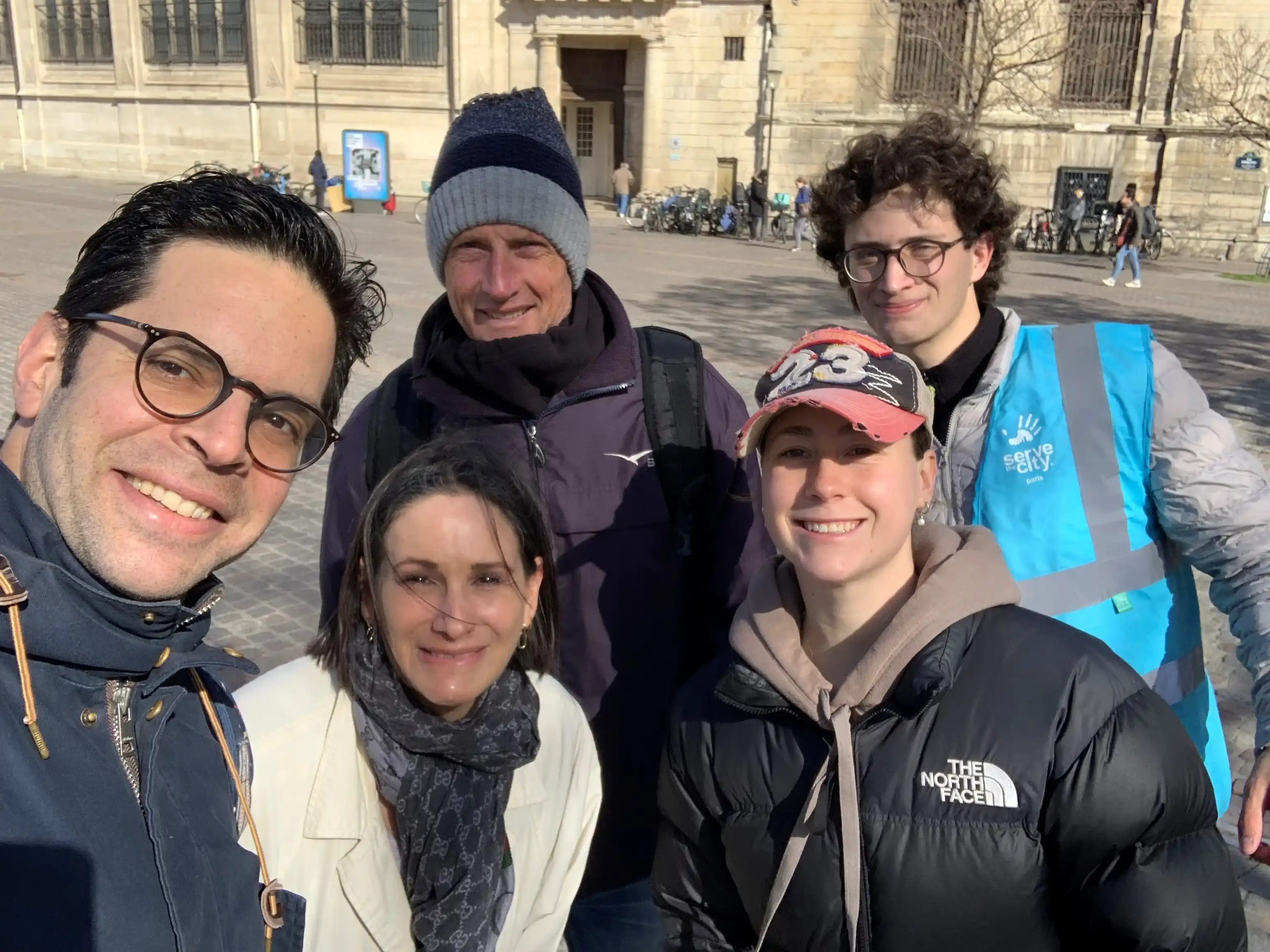 Collaborateurs Astrelya engagés lors d’une mission solidaire aux côtés d’une association partenaire.