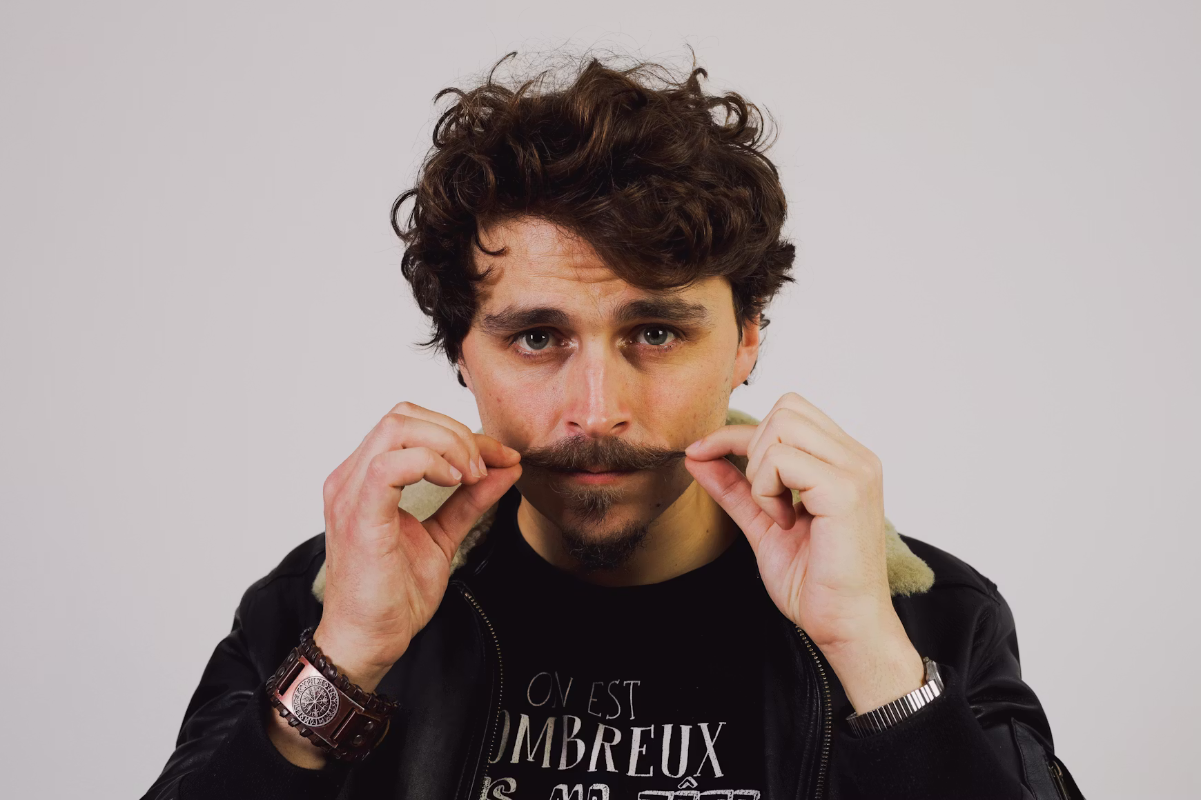 Homme avec moustache, portrait naturel et décontracté