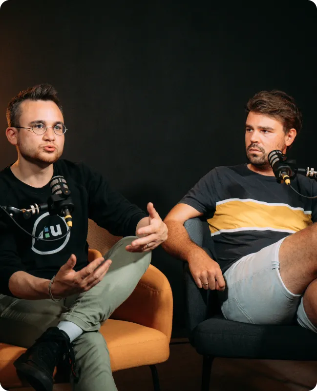 Zwei Hosts im Gespräch für den d:u Podcast