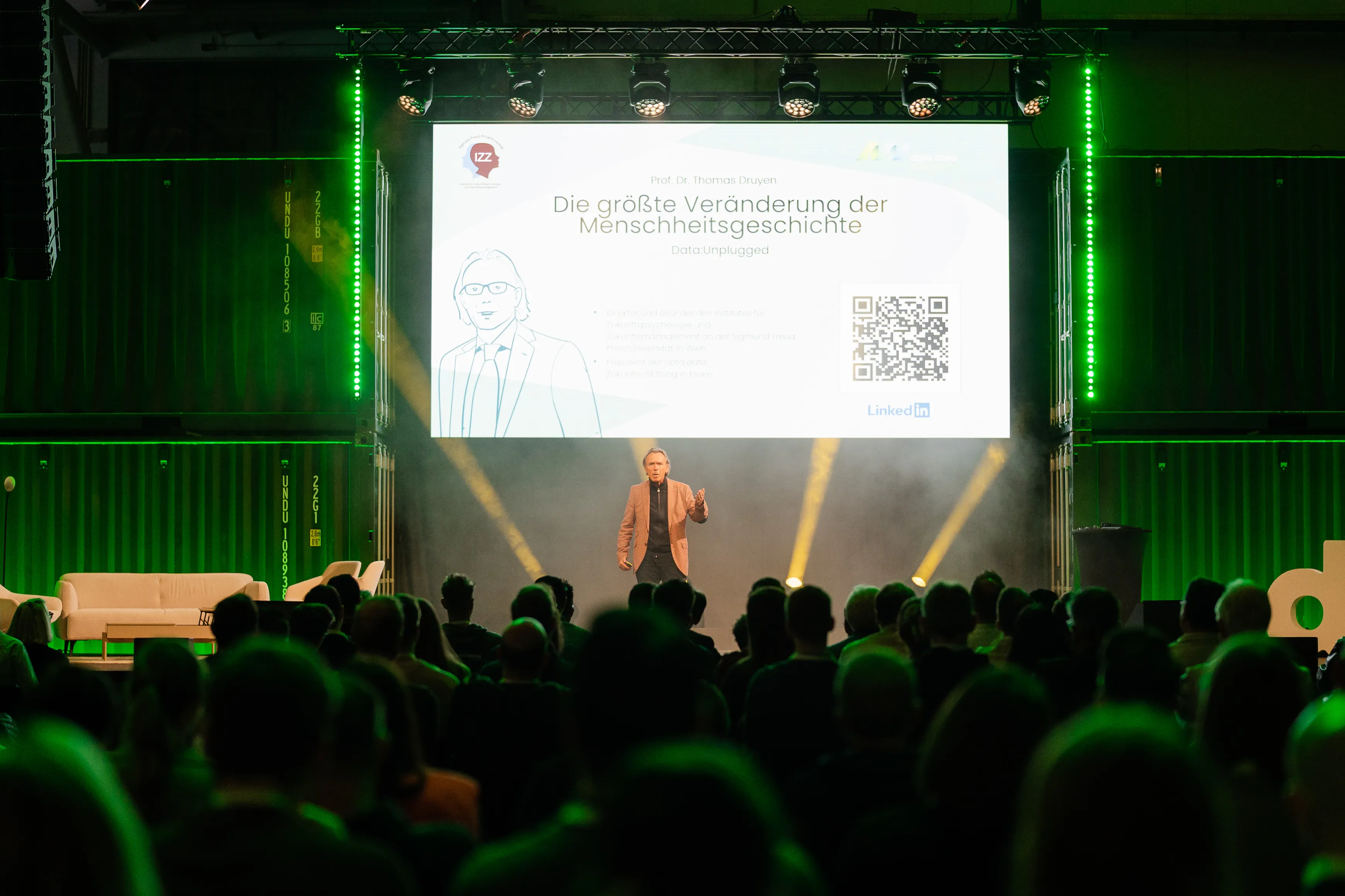 Vortrag vor vollem Saal auf der data:unplugged 2025