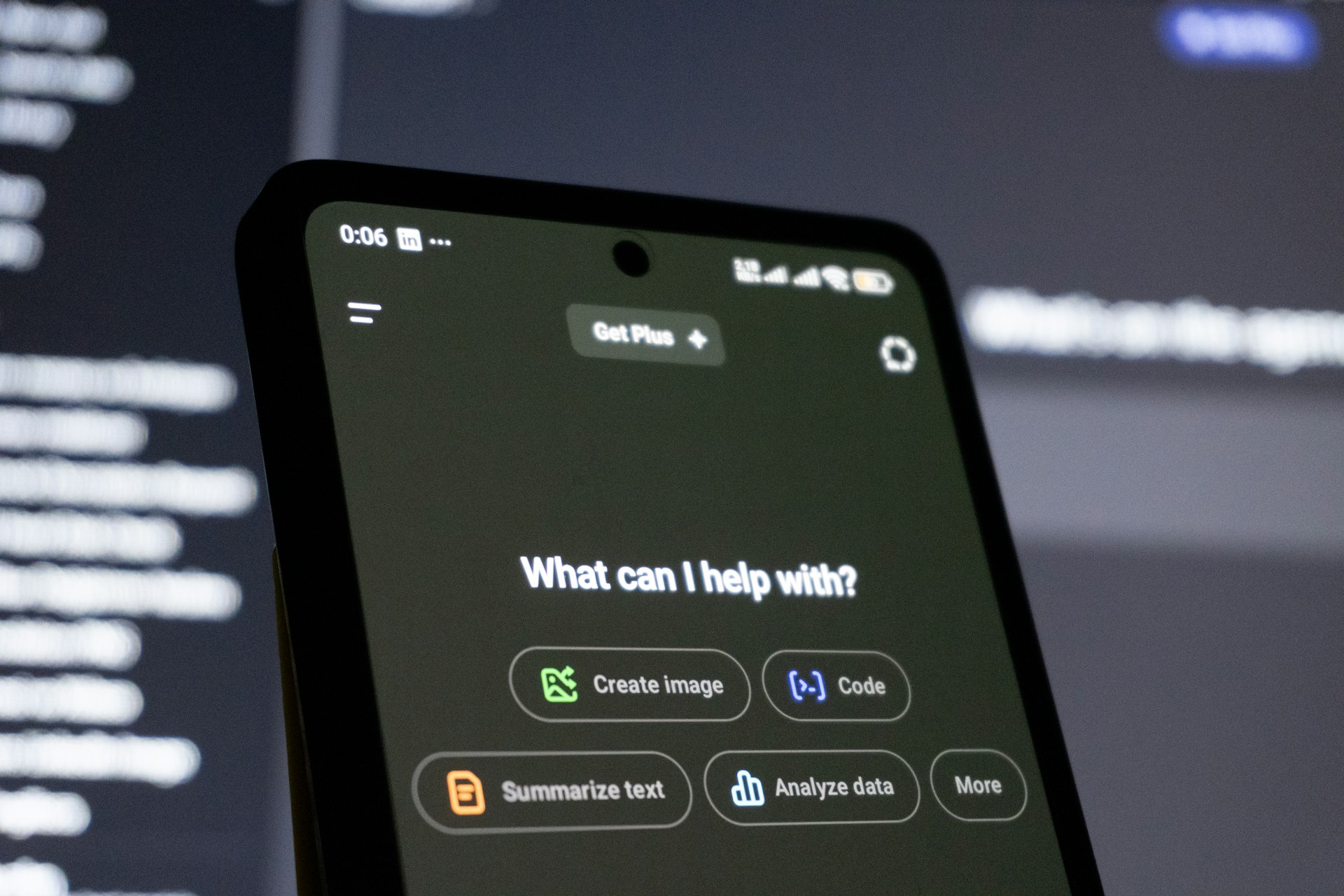 Nahaufnahme eines Smartphones mit geöffneter ChatGPT-App im Dunkelmodus