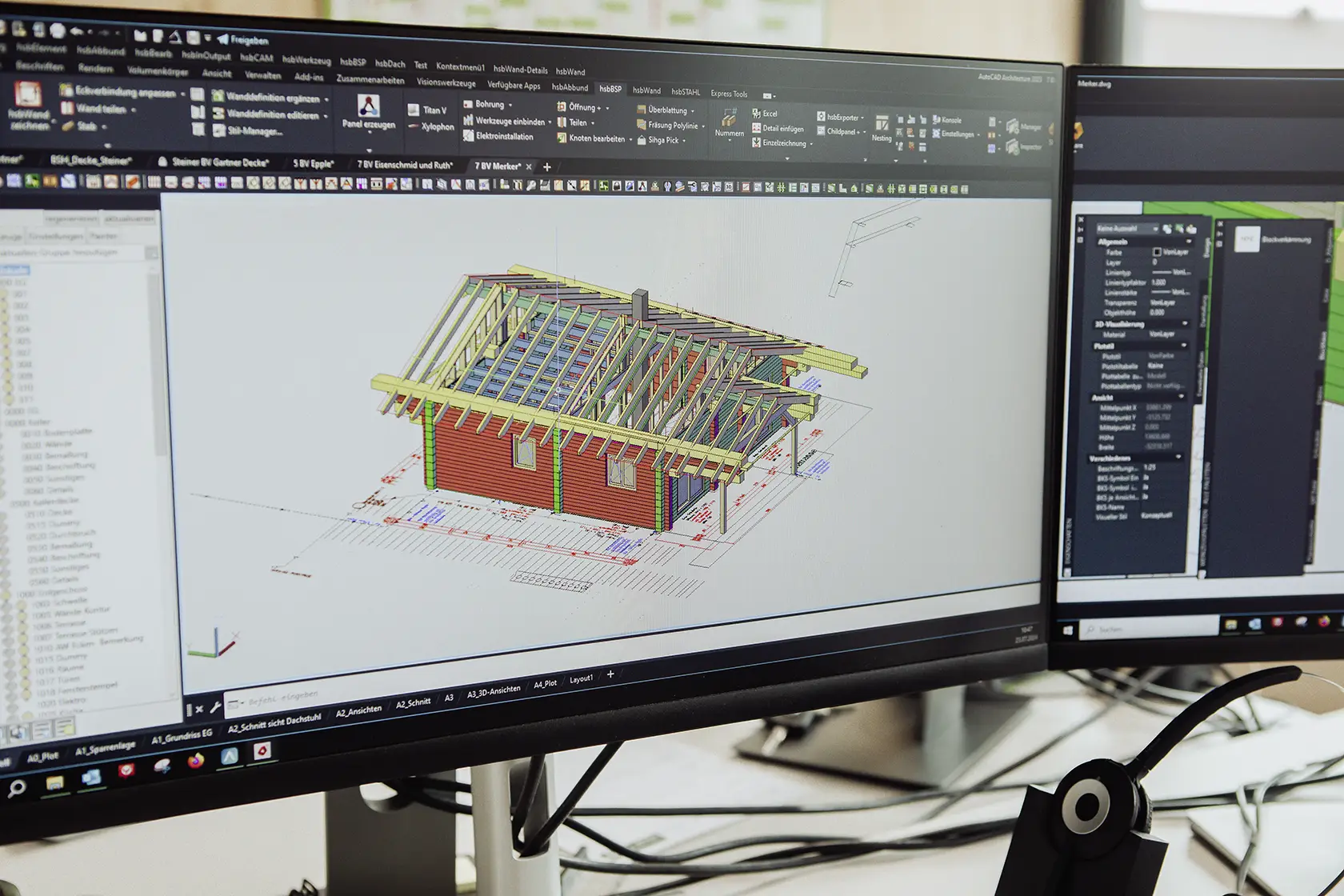 Computerbildschirm mit einem 3D-Architektur-CAD-Modell eines im Bau befindlichen Holzhauses.